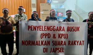 Aksi yang dilakukan warga